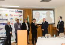 André de Sousa Costa recebe medalha Jornalista Pastor David Gomes pela ABME e fala sobre união entre as mídias